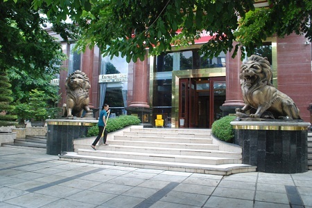 Cặp sư tử đá đặt tại cổng khách sạn Ngôi Sao, phường Cốc Lếu, thành phố Lào Cai.