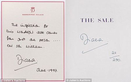 Một chiếc váy cũng được đem đấu giá.