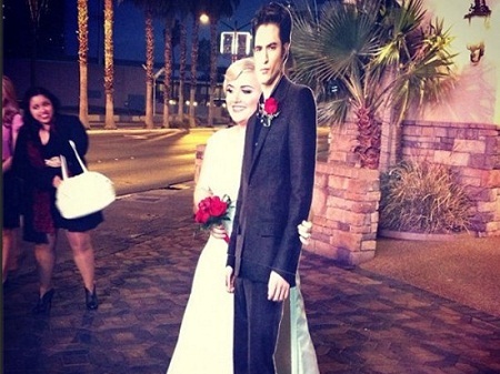 “Fan cuồng” tự tổ chức hôn lễ với chàng ma cà rồng