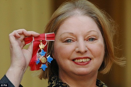 Cố Thủ tướng Margaret Thatcher (trái) và nữ nhà văn Hilary Mantel (phải).