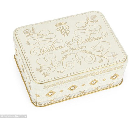 Một chiếc váy cũng được đem đấu giá.