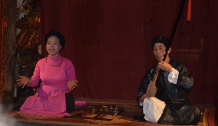 Với Bạch Vân kể cả có 2 người ngồi nghe, chị cũng say sưa hát