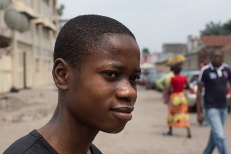 “Cháu muốn tìm ra cách chữa bệnh Ebola”. (Ảnh chụp tại thành phố Kinshasa, Congo).