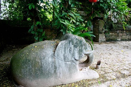 Xót xa di tích quốc gia hoang phế giữa lòng thủ đô - 6 Đôi voi đá hai bên cũng bị chìm xuống đất đến một phần ba