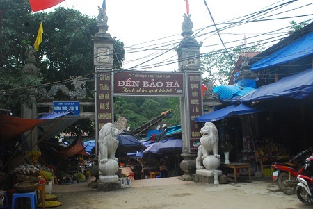 Lào Cai xuất hiện nhiều sư tử đá ngoại lai - 2 Cặp sư tử đá đặt tại cổng khách sạn Ngôi Sao, phường Cốc Lếu, thành phố Lào Cai.