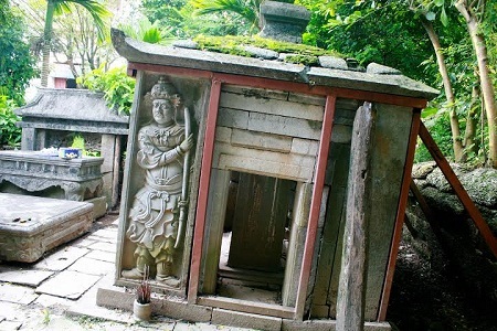Xót xa di tích quốc gia hoang phế giữa lòng thủ đô - 7 Nhà bia (bi đình) bên phải bị nghiêng ngả, vô cùng xập xệ.