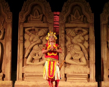 Pơliêm buộc phải rời bỏ kinh thành để vào rừng sống, tránh khỏi họa diệt vong.