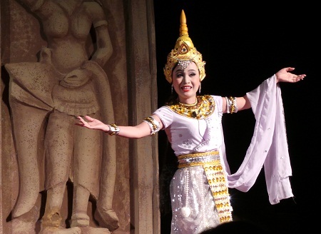 Pơliêm buộc phải rời bỏ kinh thành để vào rừng sống, tránh khỏi họa diệt vong.