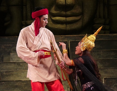 Bất ngờ, một ngày nọ, có một cô gái mang sắc đẹp ma mị, đến quyến rũ chàng Pơliêm.