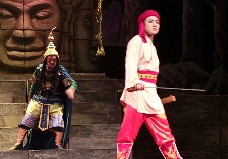 Bất ngờ, một ngày nọ, có một cô gái mang sắc đẹp ma mị, đến quyến rũ chàng Pơliêm.