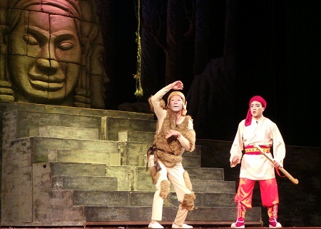 Bất ngờ, một ngày nọ, có một cô gái mang sắc đẹp ma mị, đến quyến rũ chàng Pơliêm.