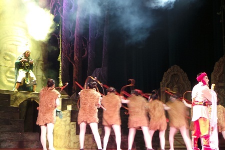 Ở trong hang quỷ, nàng Sita vẫn giữ trọn tiết hạnh với chồng.