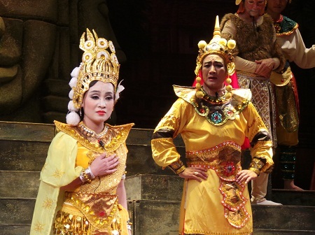 Cuối cùng, Pơliêm bắt Sita phải bước lên dàn lửa để chứng tỏ tiết hạnh thủy chung.