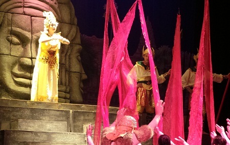 Thần lửa A-nhi biết nàng trong sạch đã làm lụi tắt dàn lửa.