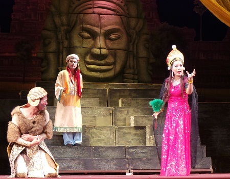 Thần lửa A-nhi biết nàng trong sạch đã làm lụi tắt dàn lửa.