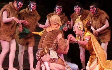 Subakha lệnh cho vua khỉ Hanuman mang Sita vào rừng giết chết, rồi đem trái tim Sita về cho mụ.