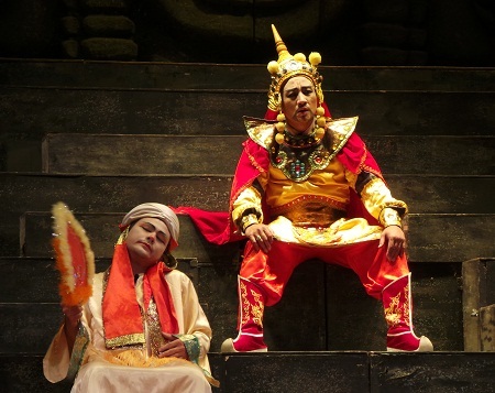 Trong cung, vua Pơliêm sống những ngày tháng buồn bã, hiu quạnh. Bên cạnh chỉ còn lũ gian thần.