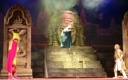 Vua khỉ Hanuman trở về, lật mặt nạ Subakha và giúp đức vua nhìn ra sự thật.