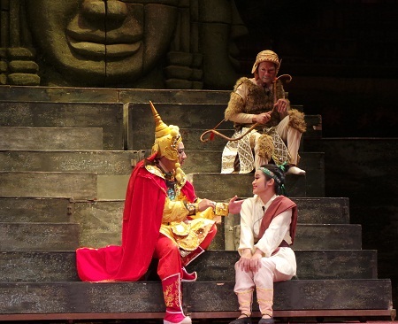 Vua khỉ Hanuman trở về, lật mặt nạ Subakha và giúp đức vua nhìn ra sự thật.