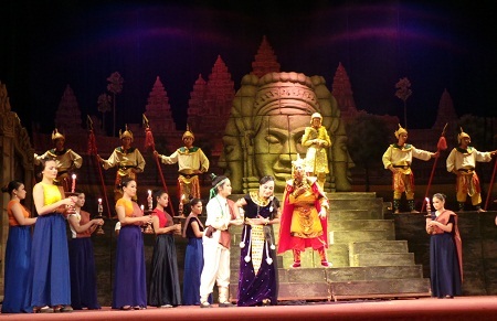 Nàng không biết rằng đó chỉ là một kế của Pơliêm những mong gia đình đoàn tụ.