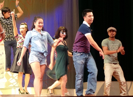 Trong lúc đó, Châu tìm tới nhóm bạn ăn chơi để giải khuây.