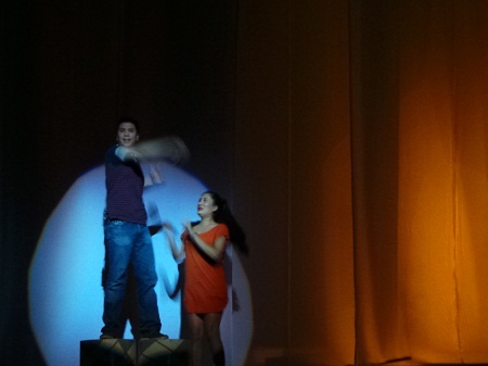 Trong lúc đó, Châu tìm tới nhóm bạn ăn chơi để giải khuây.