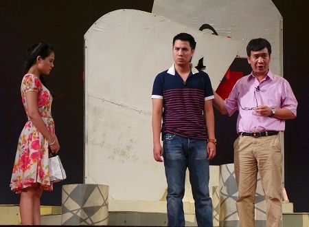 Được công an báo đã tìm thấy Châu, thầy chủ nhiệm và Oanh nhanh chóng đến đón Châu về.