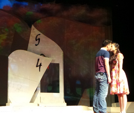 Được công an báo đã tìm thấy Châu, thầy chủ nhiệm và Oanh nhanh chóng đến đón Châu về.