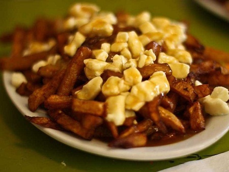 Bánh mì là một trong những thức ăn… giải rượu tuyệt vời nhất - 10 Khoai tây chiên với nước sốt thịt bò và pho mát (Poutine)