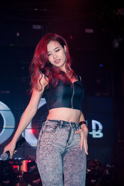 Ca sĩ Đông Nhi trong một đêm diễn ở quán bar.