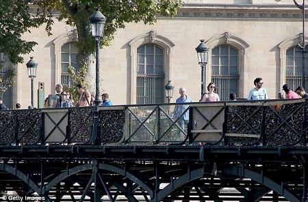 Paris chính thức “ra tay” chặn đứng khóa tình yêu - 1 Paris chính thức “ra tay” chặn đứng khóa tình yêu
