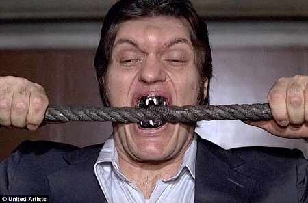 Nam diễn viên nổi tiếng phim James Bond qua đời - 4 Jaws cắn dây cáp bằng hàm răng thép.