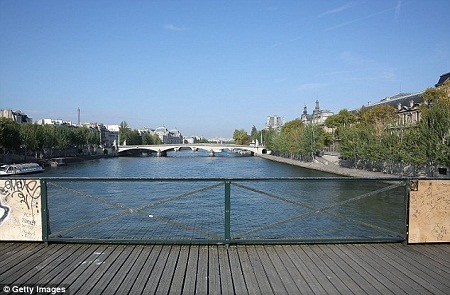 Paris chính thức “ra tay” chặn đứng khóa tình yêu - 2 Paris chính thức “ra tay” chặn đứng khóa tình yêu