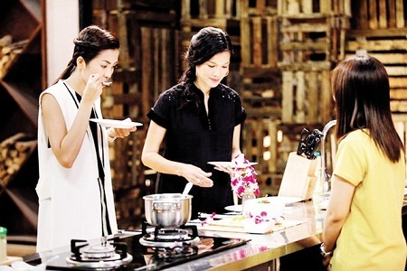 Truyền hình thực tế, cứ “hot” là có thể làm giám khảo - 1 Tăng Thanh Hà (trái) từng bị phản ứng dữ dội khi làm giám khảo “Vua đầu bếp”. Ảnh: TL