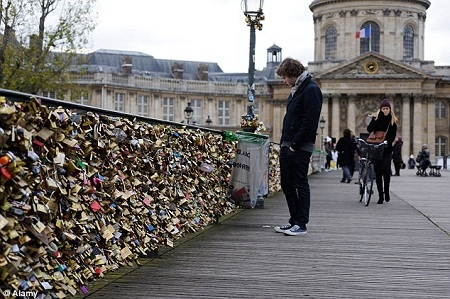 Paris chính thức “ra tay” chặn đứng khóa tình yêu - 3 Du khách thường đến đây để gắn khóa tình yêu rồi sau đó vứt chìa khóa xuống sông Seine.