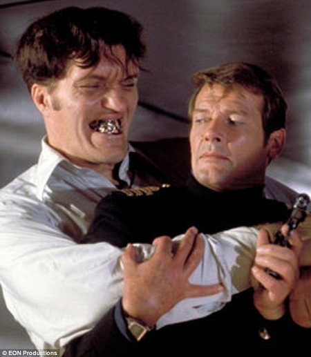 Nam diễn viên nổi tiếng phim James Bond qua đời - 6 Jaws cắn dây cáp bằng hàm răng thép.