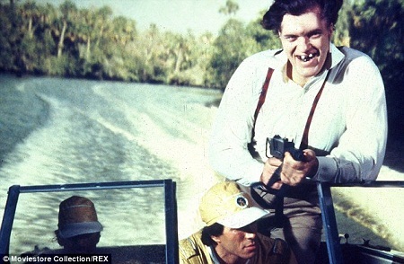 Nam diễn viên nổi tiếng phim James Bond qua đời - 7 Jaws cắn dây cáp bằng hàm răng thép.