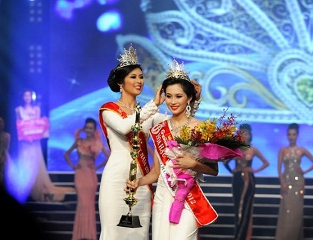Những Hoa hậu Việt Nam có gu thời trang sành điệu nhất - 13 Đặng Thu Thảo khi đăng quang HHVN 2012.
