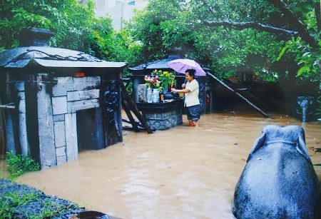 Xót xa di tích quốc gia hoang phế giữa lòng thủ đô - 14 Một hạng mục tại khu mộ được xây bằng đá ong cũng sắp sửa sập xuống, dây leo phủ chằng chịt