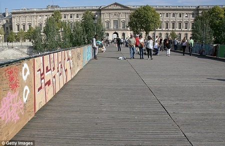Paris chính thức “ra tay” chặn đứng khóa tình yêu - 6 Hồi tháng 6, một phần rào chắn của cây cầu đã bị đổ sập dưới sức nặng của những chiếc khóa.