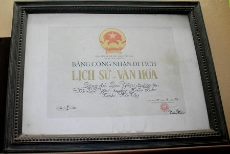 Xót xa di tích quốc gia hoang phế giữa lòng thủ đô - 15 Một hạng mục tại khu mộ được xây bằng đá ong cũng sắp sửa sập xuống, dây leo phủ chằng chịt