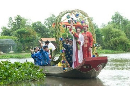 “Ngộ độc" với những chiêu PR sản phẩm văn hóa - 1 Từ “đồng tính” đến tình… một đống