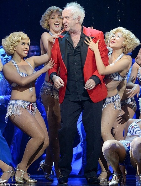 Kỷ niệm 25 năm ngày ra mắt vở nhạc kịch nổi tiếng “Miss Saigon” - 3 Trong vở “Miss Saigon”, Jonathan Pryce vào vai một tay ma cô có biệt danh “Kỹ sư”.