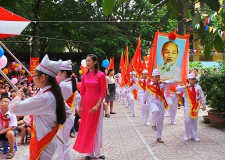 Đội nghi lễ rước ảnh Bác trong ngày khai giảng