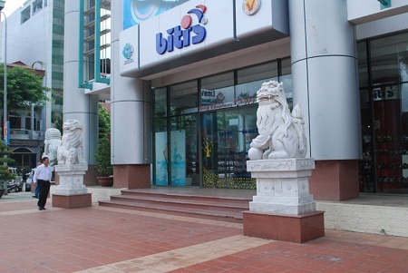 Lào Cai xuất hiện nhiều sư tử đá ngoại lai - 3 Cặp sư tử lạ đặt trước cổng đền Bảo Hà - Di tích Lịch sử Quốc gia của huyện Bảo Yên, tỉnh Lào Cai.
