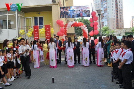 Đại sứ Nguyễn Minh Trí cắt băng khánh thành lớp học