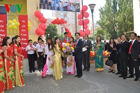 Chủ tịch Hội Người Việt tại Odessa tặng hoa cô giáo lớp học