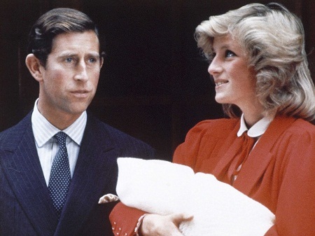 Những khoảnh khắc đẹp nhất trong cuộc đời công nương Diana - 9 Cặp đôi Hoàng gia rời khỏi bệnh viện hồi năm 1984 sau khi công nương Diana sinh Hoàng tử thứ 2