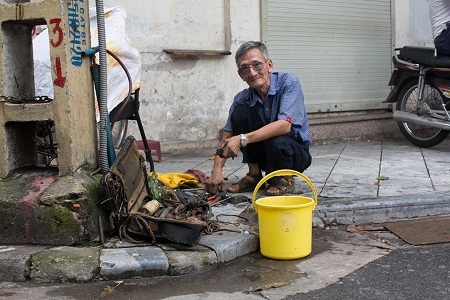 Cha đẻ của trào lưu ảnh gây sốt trên thế giới đã tới Việt Nam - 8 “Em đang suy nghĩ gì vậy?” - “Em ngồi đây để không phải suy nghĩ gì cả”. (Ở TP.HCM)