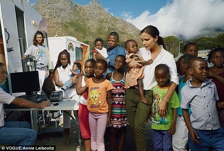 Hình ảnh đẹp về Victoria Beckham trong các hoạt động thiện nguyện - 12 Victoria ở bệnh viện Tygerberg.